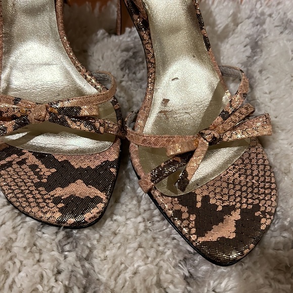 Stuart Weitzman ✨ heels gold shimmer size 6 leather sole bow strappy shoes women - Picture 4 of 6